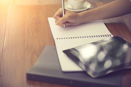 ingwoman用老式胶片在早上的笔记本上写下右手写字照片