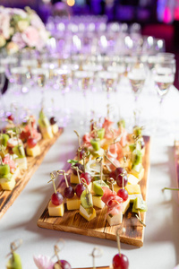 Furshet桌上满是闪闪发光的白葡萄酒, 背景是鱼子酱和开胃。香槟气泡
