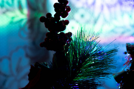 圣诞树上的圣诞彩灯和装饰品