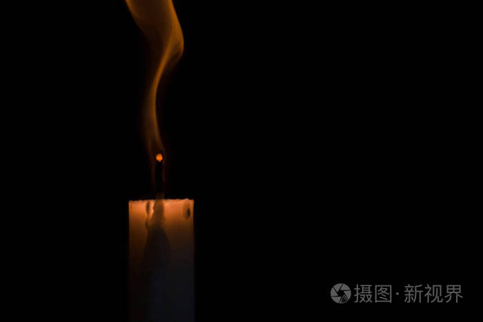蜡烛在黑色背景下熄灭