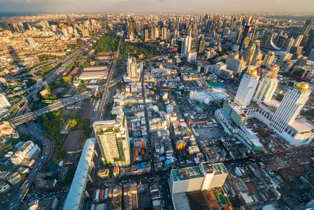 泰国首都曼谷从一个高大的建筑物上的看法