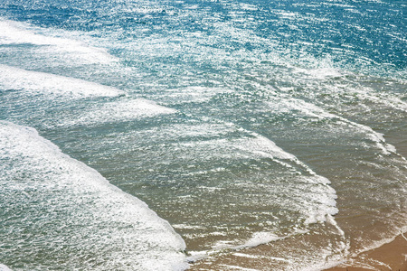 澳大利亚弗雷泽岛抽象概念与海浪在阳光下