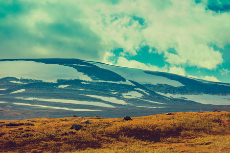 拉普兰的山景。山上覆盖着雪。挪威荒野