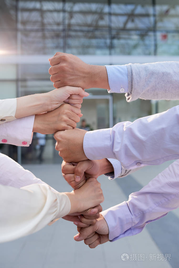高层商务人士紧握拳头团队合作理念