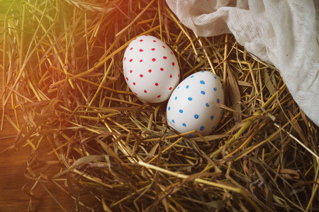 复活节彩蛋在稻草窝里, 纱布。复活节的概念