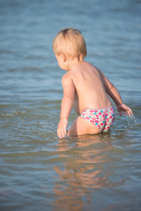 玩沙滩上，海水中的可爱的小宝贝