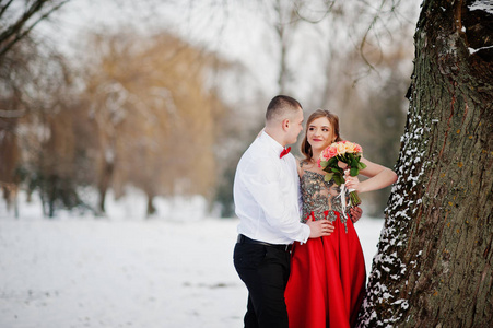 神奇的情侣在冬季童话森林中的爱情。红 b 女孩