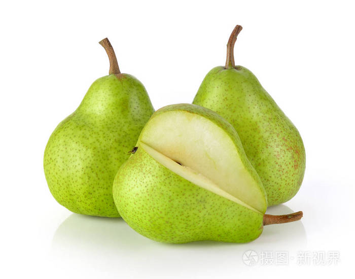 孤立在白色背景上的绿色梨