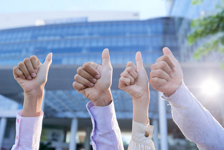 四只手的商人竖起大拇指鼓励照片