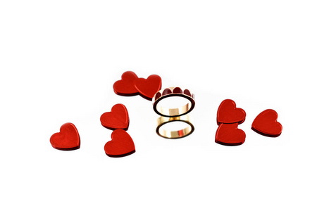 戒指与心脏股票图像。 订婚戒指，心在一个白色的背景上。 情人节概念