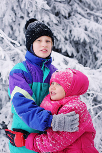 冬天的肖像快乐的7岁女孩和她的自闭症10岁的哥哥户外