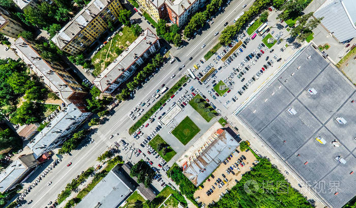 与空中城市景观, 十字路口, 道路, 房屋, 建筑物, 公园及停车场.