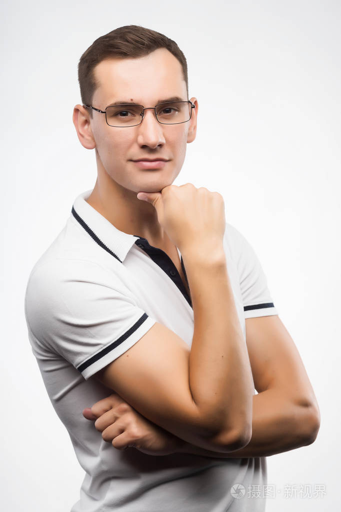 一个戴眼镜的年轻阳性男子.情感, 勇敢的面孔