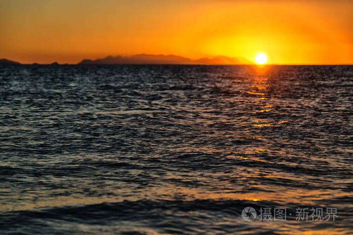在澳大利亚，夕阳在海洋中，就像放松和度假的概念