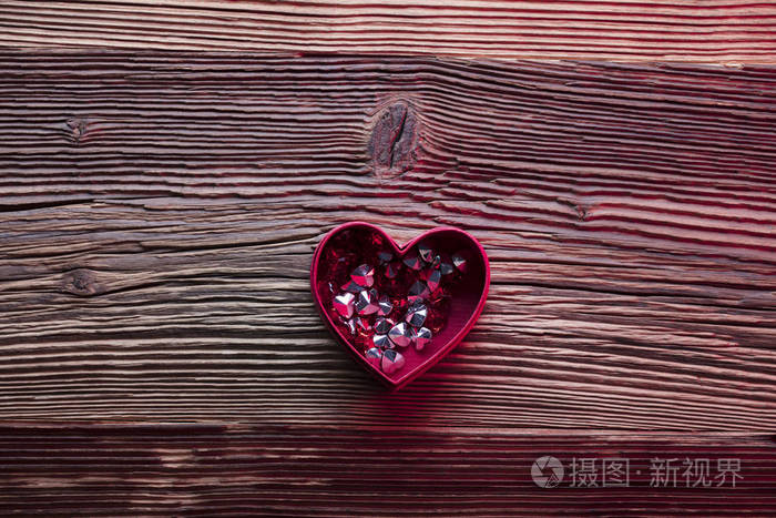 情人节背景。 乡村木桌上的心玫瑰礼物和浪漫的装饰品。 排版的地方。