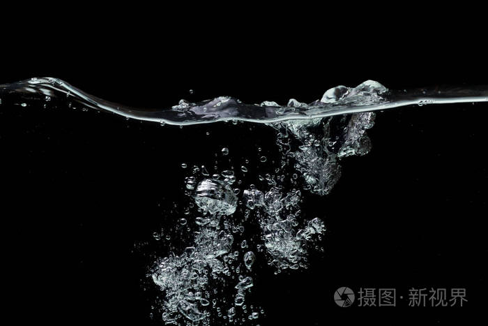 在一个黑色的水