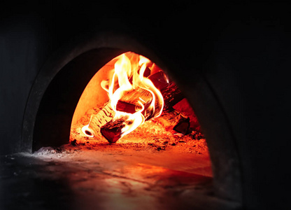 餐厅厨房用传统烤箱烧柴火图片