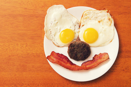 早餐食物安排得像一张脸。