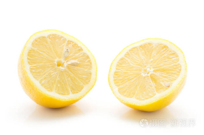 在白色背景上分离出两个柠檬半部分，一个黄色柠檬切成两半交叉。
