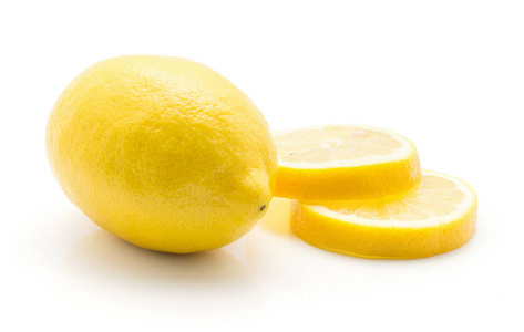 一个柠檬和两个环片分离在白色背景上