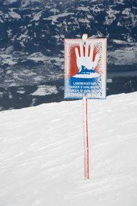 注意警告标志，防止雪崩