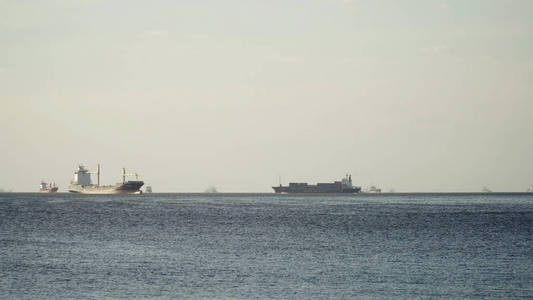 货船停泊在海中。菲律宾马尼拉