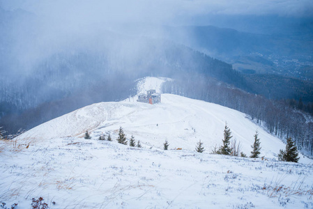 冬山白雪皑皑冬山冬景冬日冬远冬晨树在冬山中