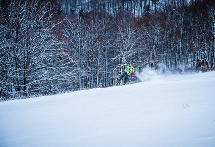 冬山白雪皑皑冬山冬景冬日冬远冬晨树在冬山中