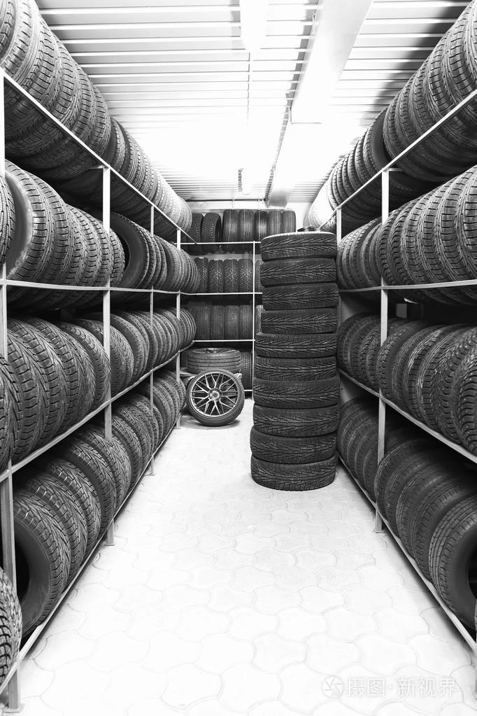 汽车商店里有各种汽车轮胎的架子