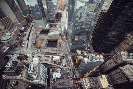 纽约的摩天大楼位于曼哈顿市中心，从顶部到城市街道和911纪念公园
