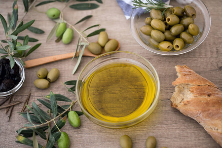 意大利食品背景与 ciabatta 面包, 橄榄油和橄榄