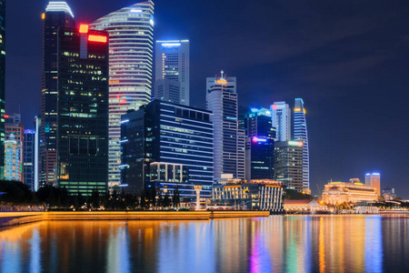 新加坡城市天际线。商业区视图。在滨海湾的夜晚, 市中心倒映在水中。旅游景观