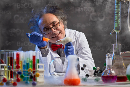 表达式教授疯狂化学教授注射实验鼠照片
