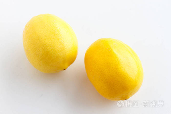 在白色背景上的两个柠檬