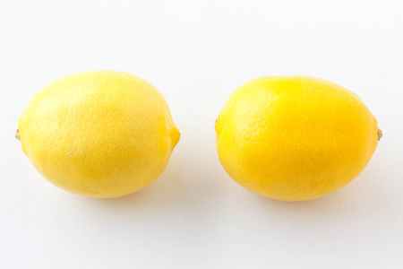 在白色背景上的两个柠檬