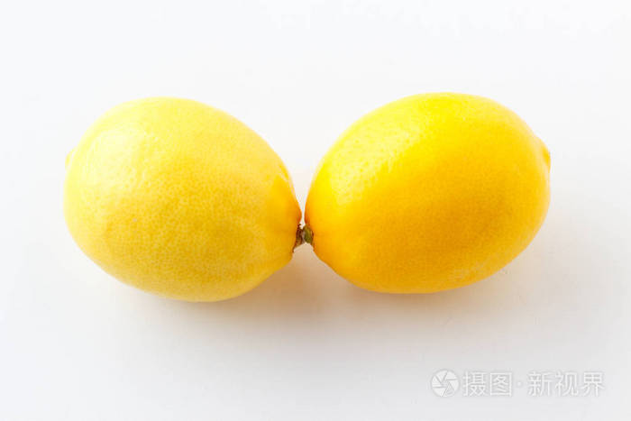 在白色背景上的两个柠檬