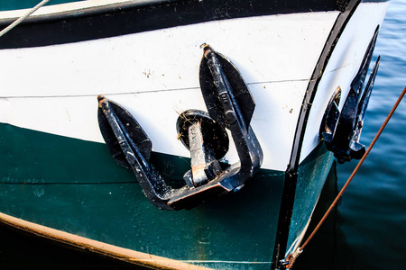 铁锚船上的旧铁锚摄影图