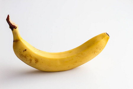 香蕉在白色背景上隔离。一只香蕉在白色背景