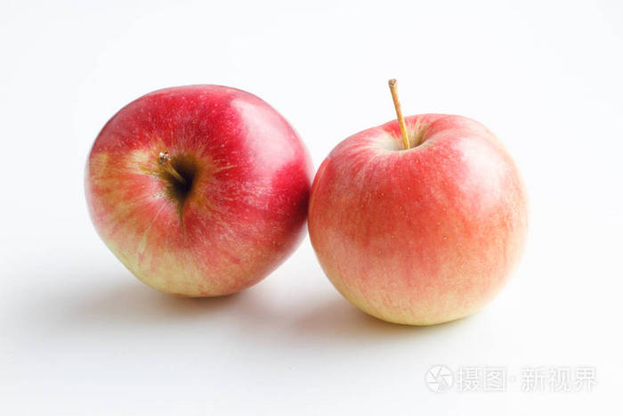 在白色背景上的两个红苹果