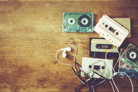 复古技术的盒式录音机音乐与复古磁带盒在木桌上。 复古的颜色效果风格。