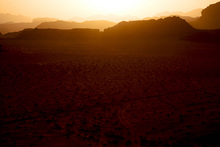 在沙漠的全景场景的日出和光图片