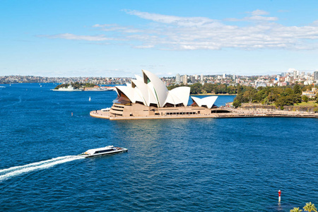 澳洲, 悉尼大约 2017年8月歌剧房子和小船