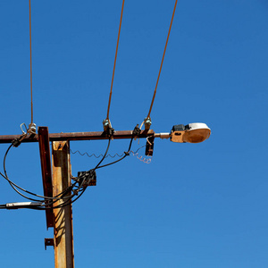 在澳大利亚，电线和电线杆在晴空中的概念