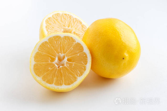 柠檬的两个半躺在一个整体柠檬的旁边