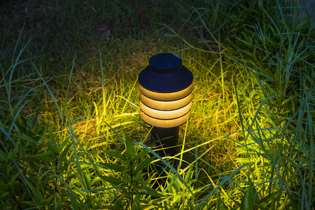 环绕草地的小花园灯照片