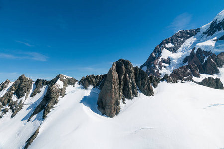 顶景雪山蓝天伴雪，新西兰自然景观背景
