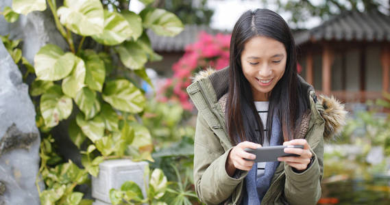 在中国玩手机的女人，中国花园