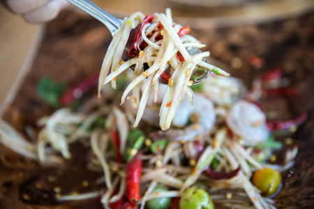 木瓜沙拉与虾泰国著名的街头食品。 为游客和旅行者推荐当地食物。 图像为背景对象菜单列表，文章复制空间。