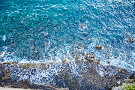 温柔的大海和海岸边的海浪