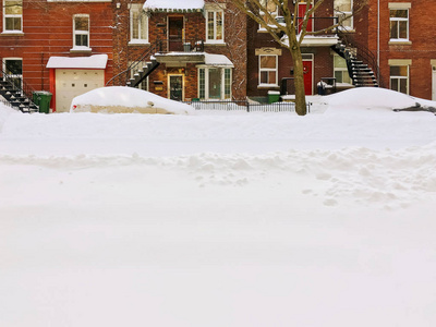 城市冬天街道在暴风雪以后